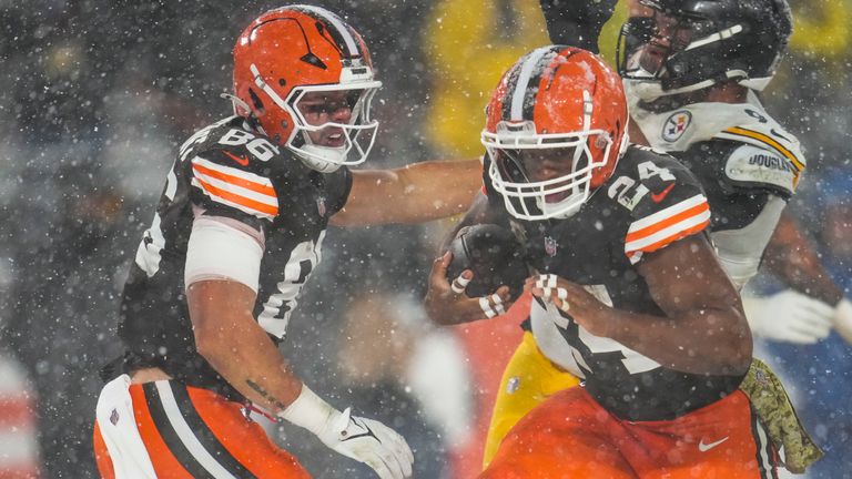 Cleveland Browns running back Nick Chubb (24) carries for a touchdown in the second half of an NFL football game against the Pittsburgh Steelers, Thursday, Nov. 21, 2024, in Cleveland. (AP Photo/Sue Ogrocki) 