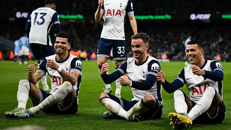 Pedro Porro merayakan bersama rekan setimnya James Maddison dan Dominic Solanke setelah Spurs unggul 3-0 di Stadion Etihad