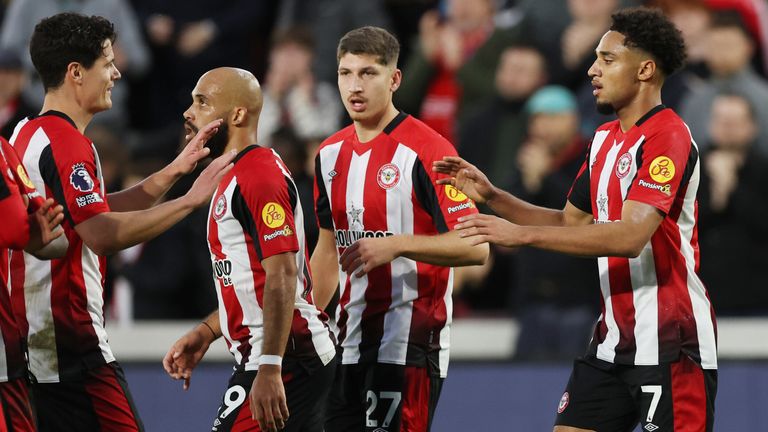 Kevin Schade celebrates with his team-mates after giving Brentford a 3-1 lead against Leicester