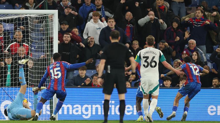 Daniel Munoz scores a late equaliser for Crystal Palace against Newcastle