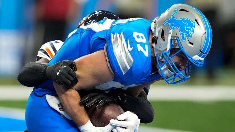 Detroit Lions tight end Sam LaPorta (87) catches a three-yard touchdown pass during the first half of an NFL football game, Sunday, Nov. 17, 2024, in Detroit. (AP Photo/Carlos Osorio)