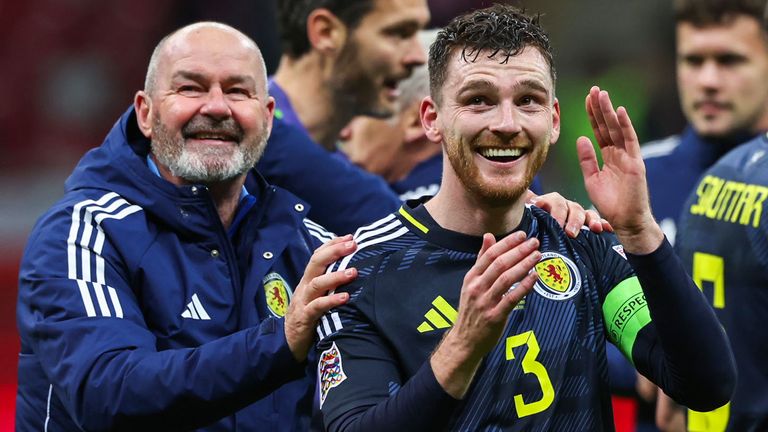 Pelatih kepala Skotlandia Steve Clarke dan Andy Robertson secara penuh waktu selama pertandingan UEFA Nations League 2024/25 Liga A1 Grup A1 antara Polandia dan Skotlandia di PGE Narodowy, pada 18 November 2024, di Warsawa, Polandia. (Foto oleh grup Craig Williamson / SNS)