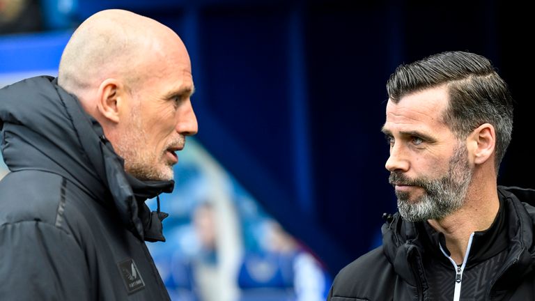 GLASGOW, SCOTLAND - 02 MARET: Manajer Rangers Philippe Clement (Kiri) dan Manajer Motherwell Stuart Kettlewell selama pertandingan Liga Utama antara Rangers dan Motherwell di Stadion Ibrox, pada 02 Maret 2024, di Glasgow, Skotlandia. (Foto oleh Rob Casey / Grup SNS)