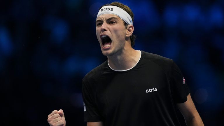 Taylor Fritz, de los Estados Unidos, celebra después de ganar el partido de tenis de la semifinal de las Finales del Tour Mundial ATP contra Alexander Zverevat de Alemania en el Inalpi Arena en Turín, Italia, el sábado 16 de noviembre de 2024. (AP Photo/Antonio Calanni)