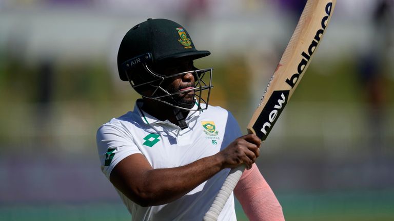 Lo skipper del Sud Africa Temba Bavuma ha portato la sua squadra alla vittoria contro lo Sri Lanka a Durban dopo aver totalizzato 70 punti nel primo inning e un secolo nel secondo