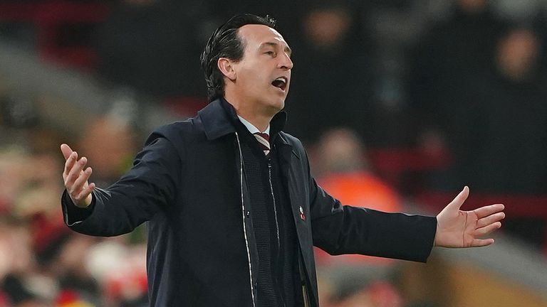 Unai Emery reacts in the touchline