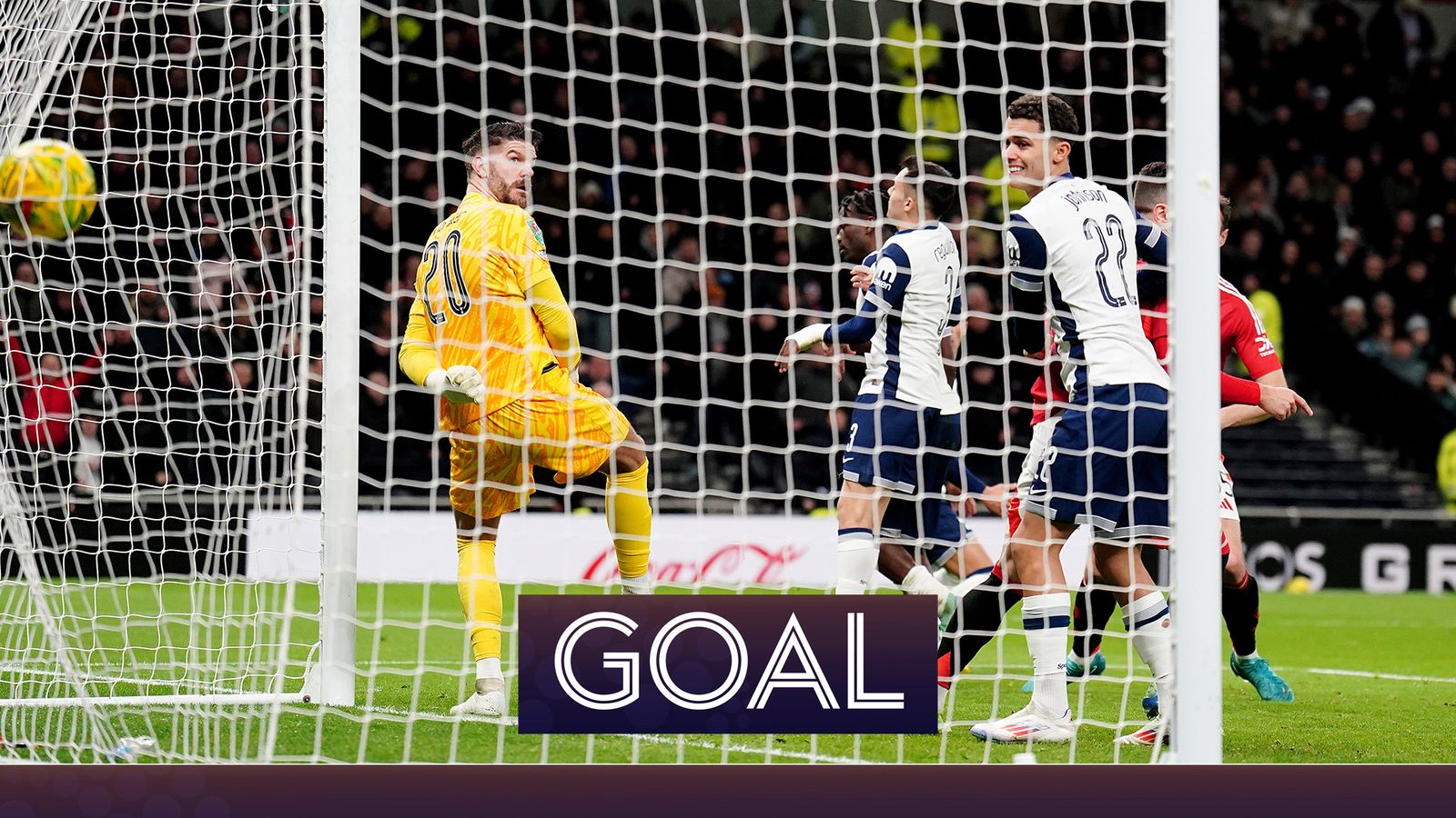 Evans' glancing header makes it three for Man Utd!