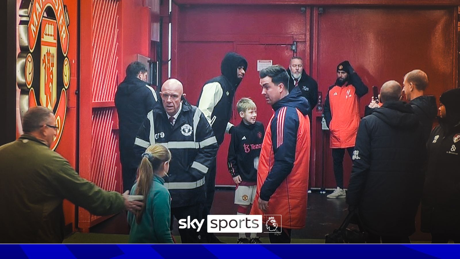 Man Utd: Marcus Rashford signs autographs at Old Trafford despite ...
