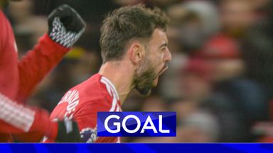 'Beautiful finish' | Fernandes scores to give Man Utd hope!