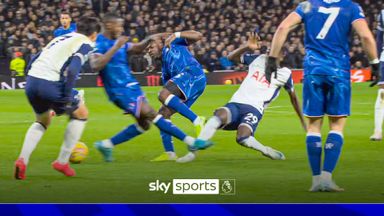 'Unbelievable!' | Should Caicedo have received a red card for challenge on Sarr?