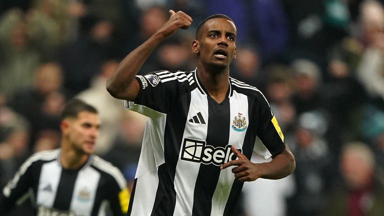 Alexander Isak celebra darle la ventaja al Newcastle