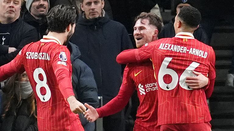 Pemain Liverpool Alexis Mac Allister (tengah) merayakan gol kedua tim mereka dalam pertandingan tersebut bersama rekan setimnya Dominik Szoboszlai dan Trent Alexander-Arnold