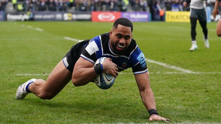 Joe Cokanasiga dari Bath mencetak percobaan kelima timnya melawan Saracens