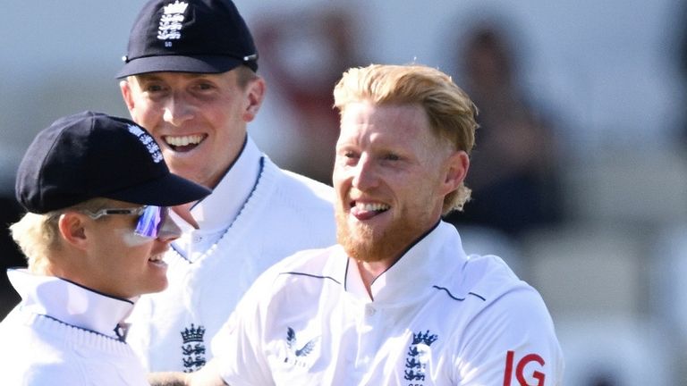 Ben Stokes dari Inggris, kanan, diberi selamat oleh rekan satu tim setelah mengambil gawang Tom Latham Selandia Baru selama hari ini salah satu tes kriket kedua antara Selandia Baru dan Inggris di Cagar Alam Basin di Wellington, Selandia Baru, Jumat, Desember, 2024 (Andrew Cornag/PhotoPport melalui AP)