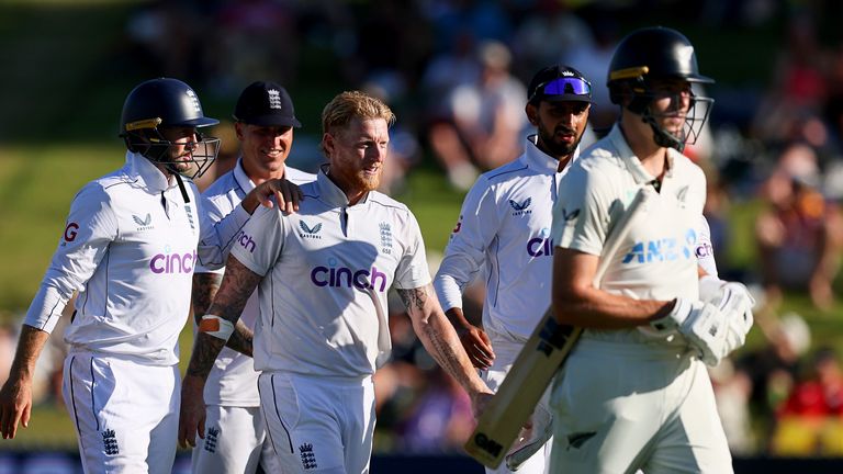 Ben Stokes dari Inggris merayakan gawang Will O'Rourke dari Selandia Baru di Hamilton