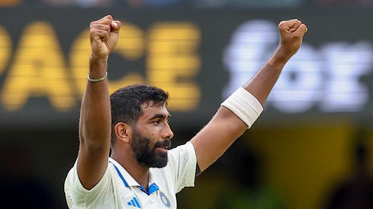 Jasprit Bumrah dari India merayakan gawang perwira Australia Travis Head pada hari kedua di Brisbane