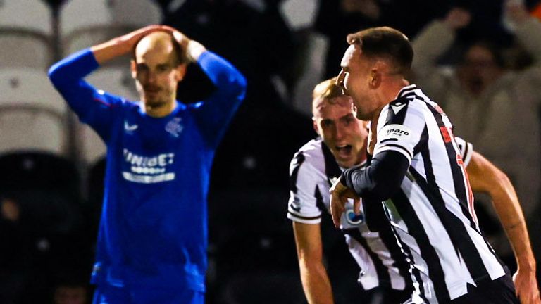 Caolan Boyd-Munce dari St Mirren merayakan kemenangan melawan Rangers