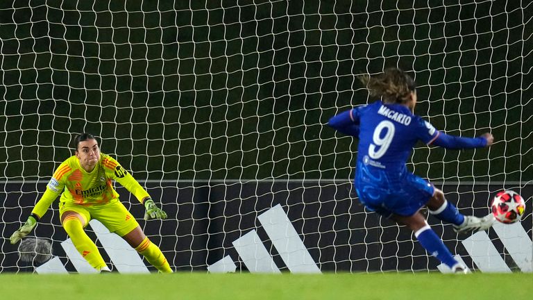 Catarina Macario van Chelsea, links, scoort een doelpunt uit een strafschop tijdens de Champions League, groep B-voetbalwedstrijd voor dames tussen Real Madrid en Chelsea in het Alfredo Di Stefano-stadion in Madrid, Spanje, dinsdag 17 december 2024. (AP Photo/Manu Fernandez)