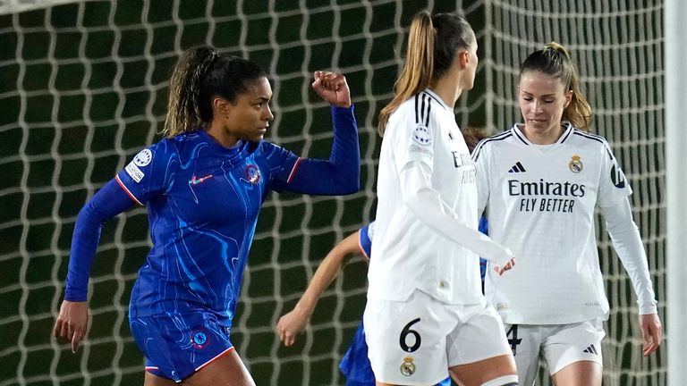 Catarina Macario van Chelsea, links, viert feest na het scoren van een doelpunt uit een strafschop tijdens de Champions League, groep B-voetbalwedstrijd voor vrouwen tussen Real Madrid en Chelsea in het Alfredo Di Stefano-stadion in Madrid, Spanje, dinsdag 17 december 2024. (AP Photo /Manu Fernández)