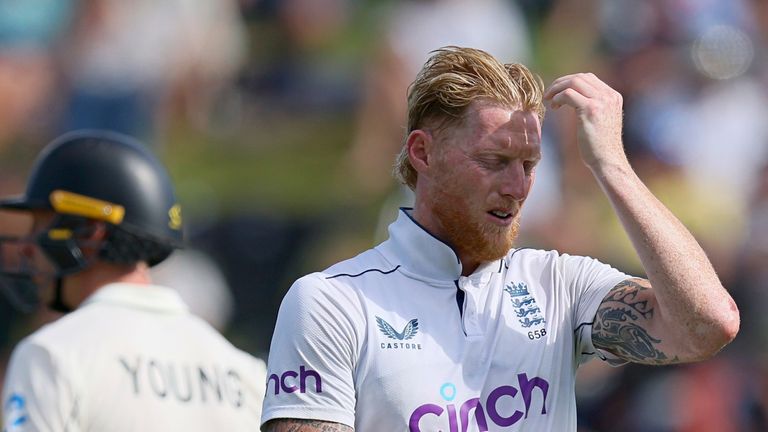 Kapten Inggris Ben Stokes mengambil dua gawang pada sesi malam hari kedua dalam Tes ketiga melawan Selandia Baru