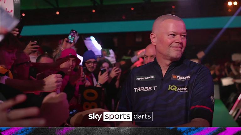 Raymond van Barneveld melihat pintu masuk Eye of the Tiger-nya yang terkenal dimanjakan oleh lagu lain!