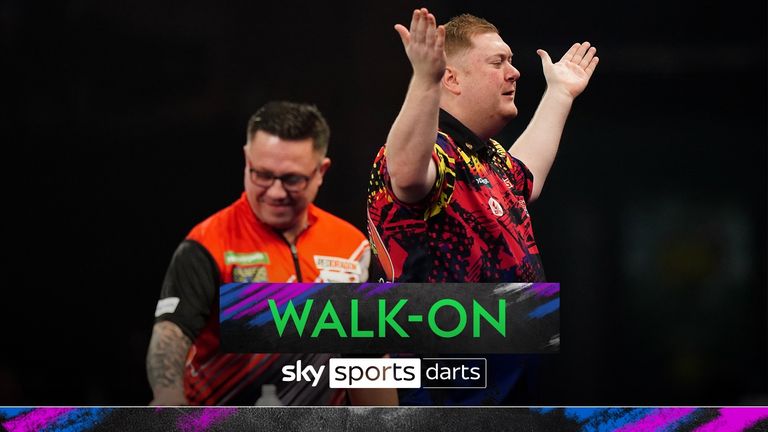 Ricky Evans made an amazing entrance ahead of his World Darts Championship encounter with Robert Owen.