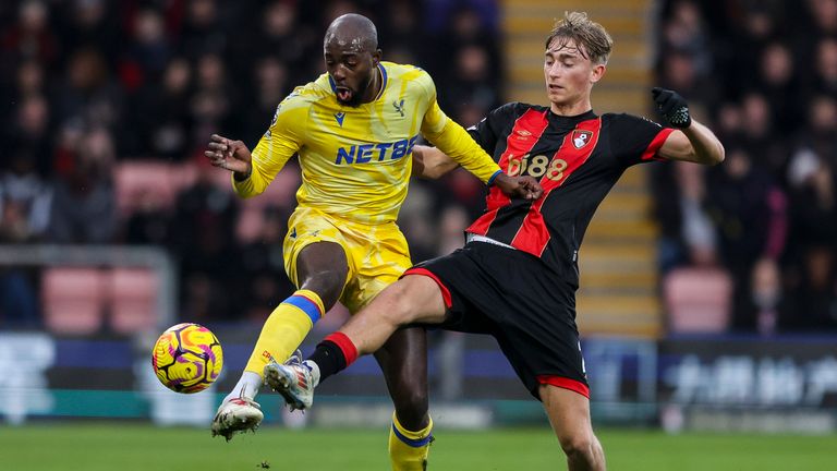 Le défenseur de Bournemouth Dean Huijsen défie Jean-Philippe Mateta