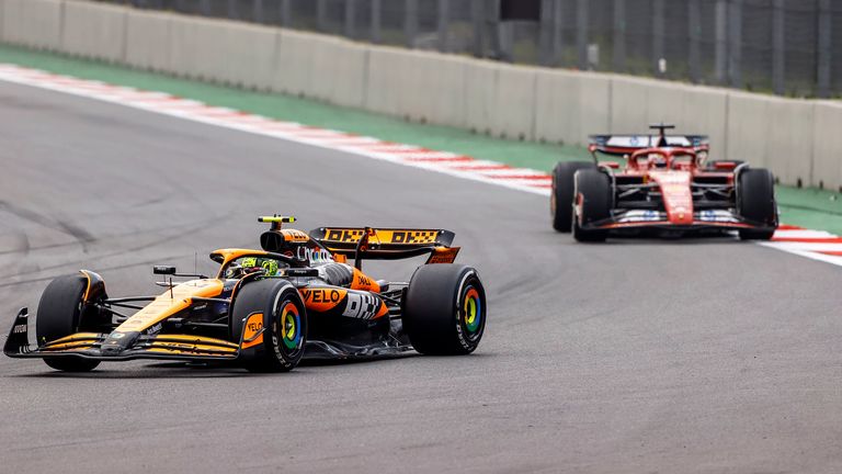 AUTODROMO HERMANOS RODRIGUEZ, MEXICO - OCTOBER 27: Lando Norris, McLaren MCL38, leads Charles Leclerc, Ferrari SF-24 during the Mexican GP at Autodromo Hermanos Rodriguez on Sunday October 27, 2024 in Mexico City, Mexico. (Photo by Andy Hone / LAT Images)