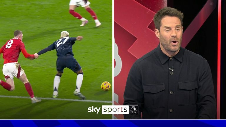 Jamie Redknapp yakin Morgan Rogers dari Aston Villa seharusnya mendapat hadiah penalti melawan Nottingham Forest di paruh pertama pertandingan Liga Premier mereka.