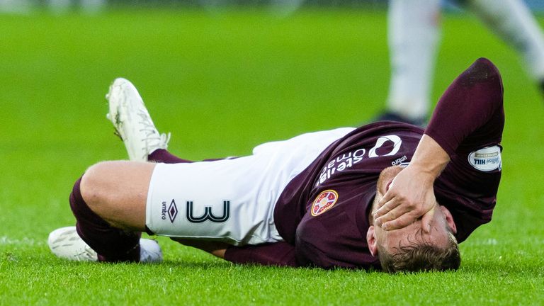 Stephen Kingsley dari Hearts mengalami cedera hamstring saat melawan Aberdeen 