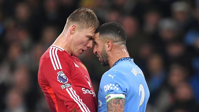 MANCHESTER, ENGLAND - DECEMBER 15: Manchester City's Kyle Walker squares up to Manchester United's Rasmus Hojlund during the Premier League match between Manchester City FC and Manchester United FC at Etihad Stadium on December 15, 2024 in Manchester, England. (Photo by Dave Howarth - CameraSport via Getty Images)