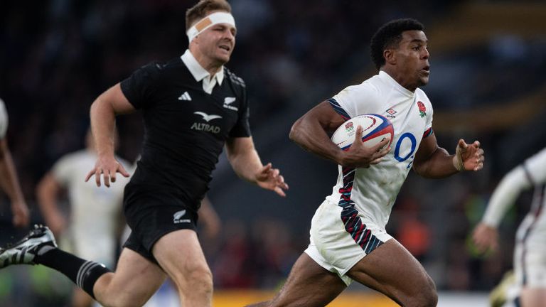 LONDON, INGGRIS - 02 NOVEMBER: Immanuel Feyi-Waboso dari Inggris mengungguli Sam Cane dari Selandia Baru sebelum mencetak percobaan pada pertandingan Autumn Nations Series 2025 antara Inggris dan Selandia Baru All Blacks di Allianz Stadium pada 02 November 2024 di London, Inggris. (Foto oleh Visionhaus/Getty Images)