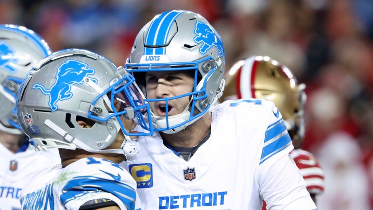 Quarterback Detroit Lions Jared Goff (16) merayakan setelah memberikan touchdown pass ke wide receiver Amon-Ra St. Brown (14) selama paruh kedua pertandingan sepak bola NFL melawan San Francisco 49ers, Senin, 30 Desember 2024, di Santa Clara, California (Foto AP/Jed Jacobsohn)