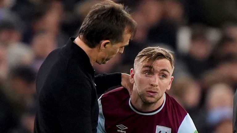 West Ham manager Julen Lopetegui (left) speaks to Jarrod Bowen after he came off injured
