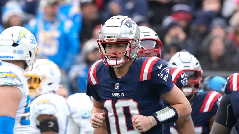 Quarterback New England Patriots Drake Maye (10) berlari ke lapangan selama babak pertama melawan Los Angeles Chargers