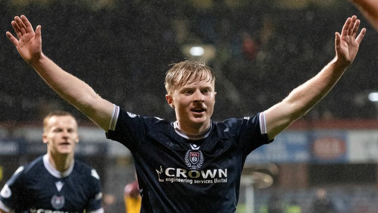 Lyall Cameron mencetak gol terakhir Dundee dalam kemenangan 4-1 mereka atas Motherwell