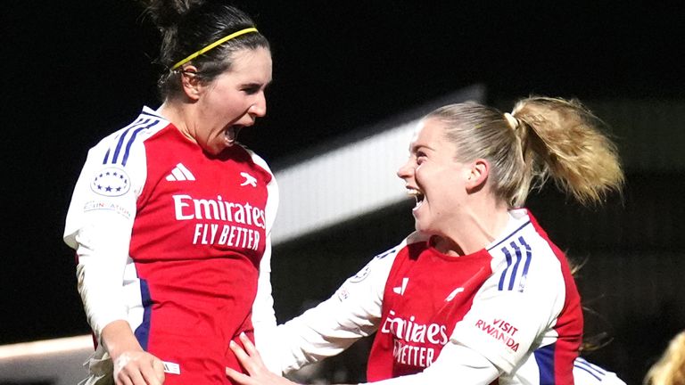 Mariona Caldentey dari Arsenal (kiri) merayakan gol penentu kemenangan mereka bersama Alessia Russo