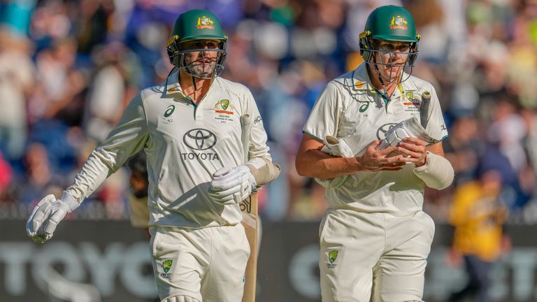 Nathan Lyon dari Australia, kiri, dan Scott Boland keluar lapangan pada penghujung hari keempat tes kriket keempat antara Australia dan India di Melbourne Cricket Ground, Melbourne, Australia, Minggu, 29 Desember 2024. (AP Photo /Asanka Brendon Ratnayake)