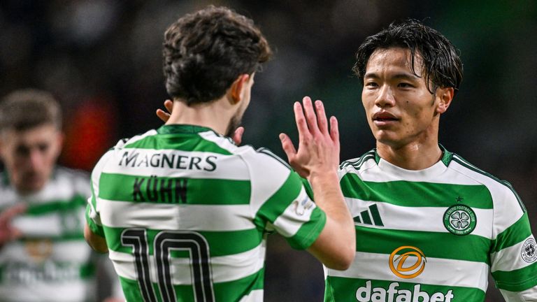 Reo Hatate (kanan) dan Nicolas Kuhn masuk dari bangku cadangan Celtic untuk mencetak gol