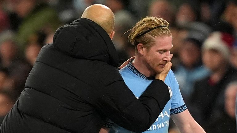 Pep Guardiola abraza a Kevin de Bruyne mientras deja el campo