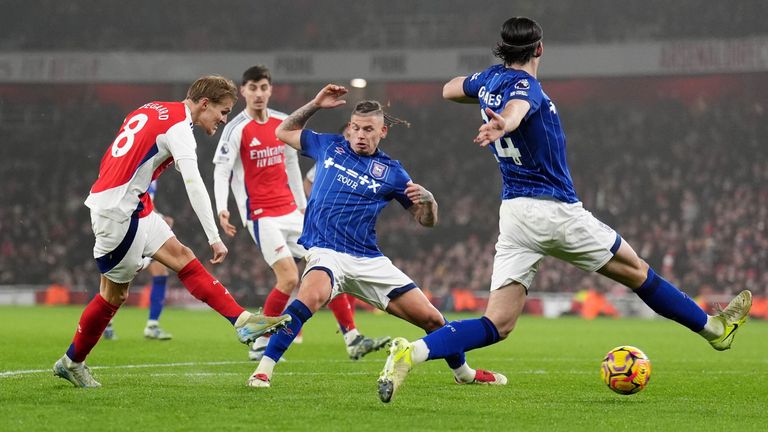 Martin Odegaard melepaskan tembakan tepat sasaran ke gawang Ipswich