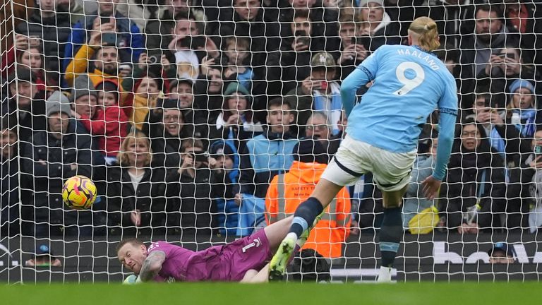 Jordan Pickford menyelamatkan penalti Erling Haaland