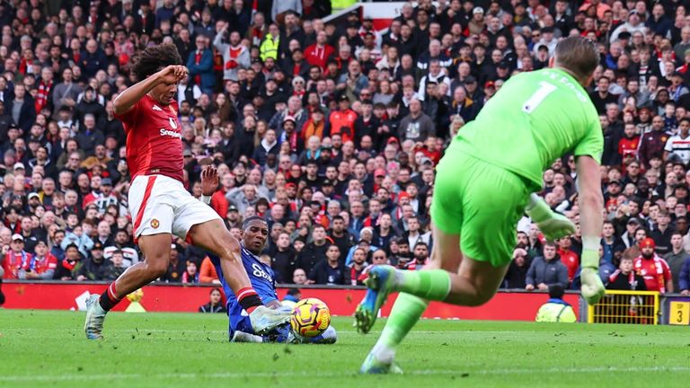 Joshua Zirkzee doubles Manchester United's lead against Everton