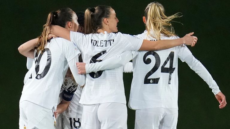 Caroline Weir van Real Madrid, links, viert feest met haar teamgenoten na het scoren van het eerste doelpunt tegen Chelsea tijdens de Champions League, groep B-voetbalwedstrijd voor dames tussen Real Madrid en Chelsea in het Alfredo Di Stefano-stadion in Madrid, Spanje, dinsdag 17 december 2024. (AP-foto/Manu Fernandez)