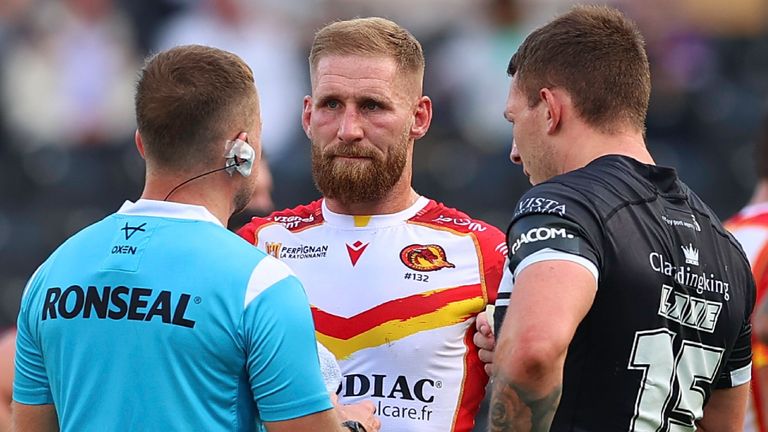 Picture by Darren Greenhalgh/SWpix.com - 21/09/2024 - Rugby League - Betfred Super League Round 27 - Hull FC v Catalans Dragons - MKM Stadium, Kingston upon Hull, England - Catalans' Sam Tomkins and Hull FC's Jordan Lane are spoken to by match referee Tom Grant.