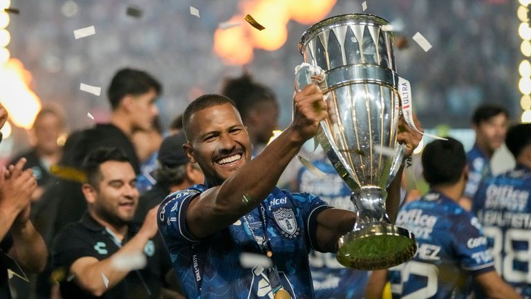 Salomon Rondon of Mexico's Pachuca lifts the trophy after winning the CONCACAF Champions Cup final match against the United States' Columbus Crew at Hidalgo stadium in Pachuca, Mexico, Saturday, June 1, 2024. (AP Photo/Eduardo Verdugo)