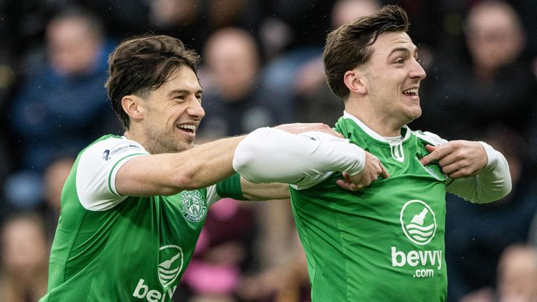 Josh Campbell célèbre avec Joe Newell après que Hibs ait pris la tête contre Hearts via un but de Kye Rowles