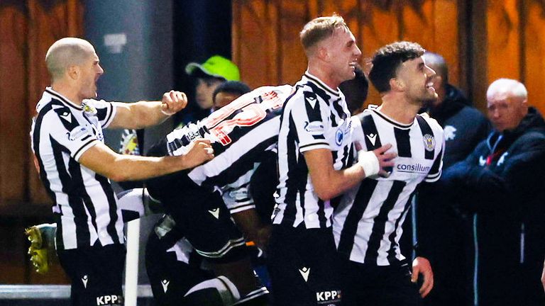 Oisin Smyth merayakannya setelah membawa St Mirren unggul melawan Rangers