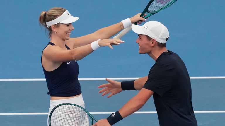 Charles Broom dan Katie Boulter dari Inggris merayakan kemenangan setelah mengalahkan Tomas Martin Etcheverry dan Maria Carle dari Argentina dalam pertandingan ganda campuran di turnamen tenis United Cup di Sydney, Australia, Senin, 30 Desember 2024. (AP Photo/Mark Baker)