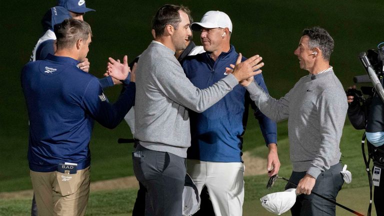 Bryson DeChambeau dan Brooks Koepka berfoto bersama pasangan pemenang Scottie Scheffler dan Rory McIlroy, saat jabat tangan dan tos terjadi di lapangan ke-16 selama 'The Showdown' di Lapangan Golf Shadow Creek di Las Vegas, Nevada (Foto oleh Montana Pritchard/LIV Golf )